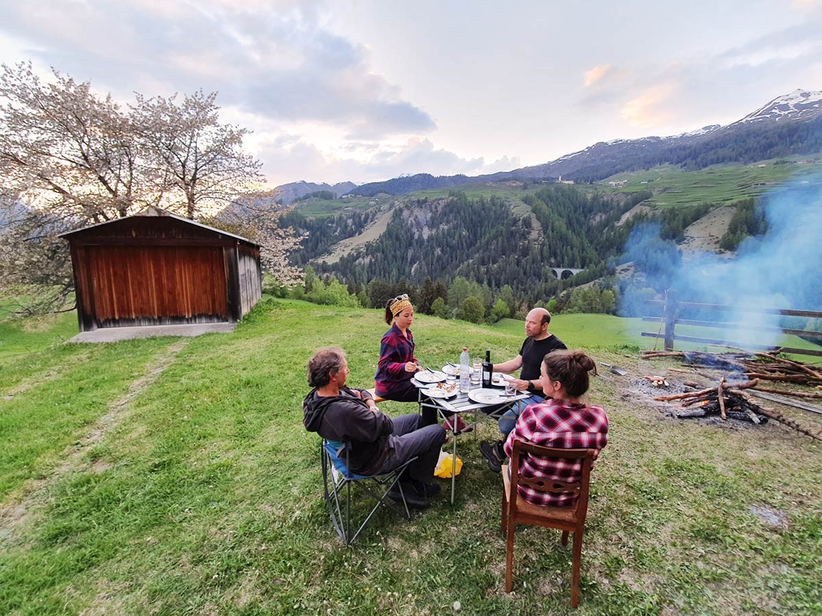 Abendessen-Florins-Tarasp-1200 Grillieren im Garten - Florins Tarasp