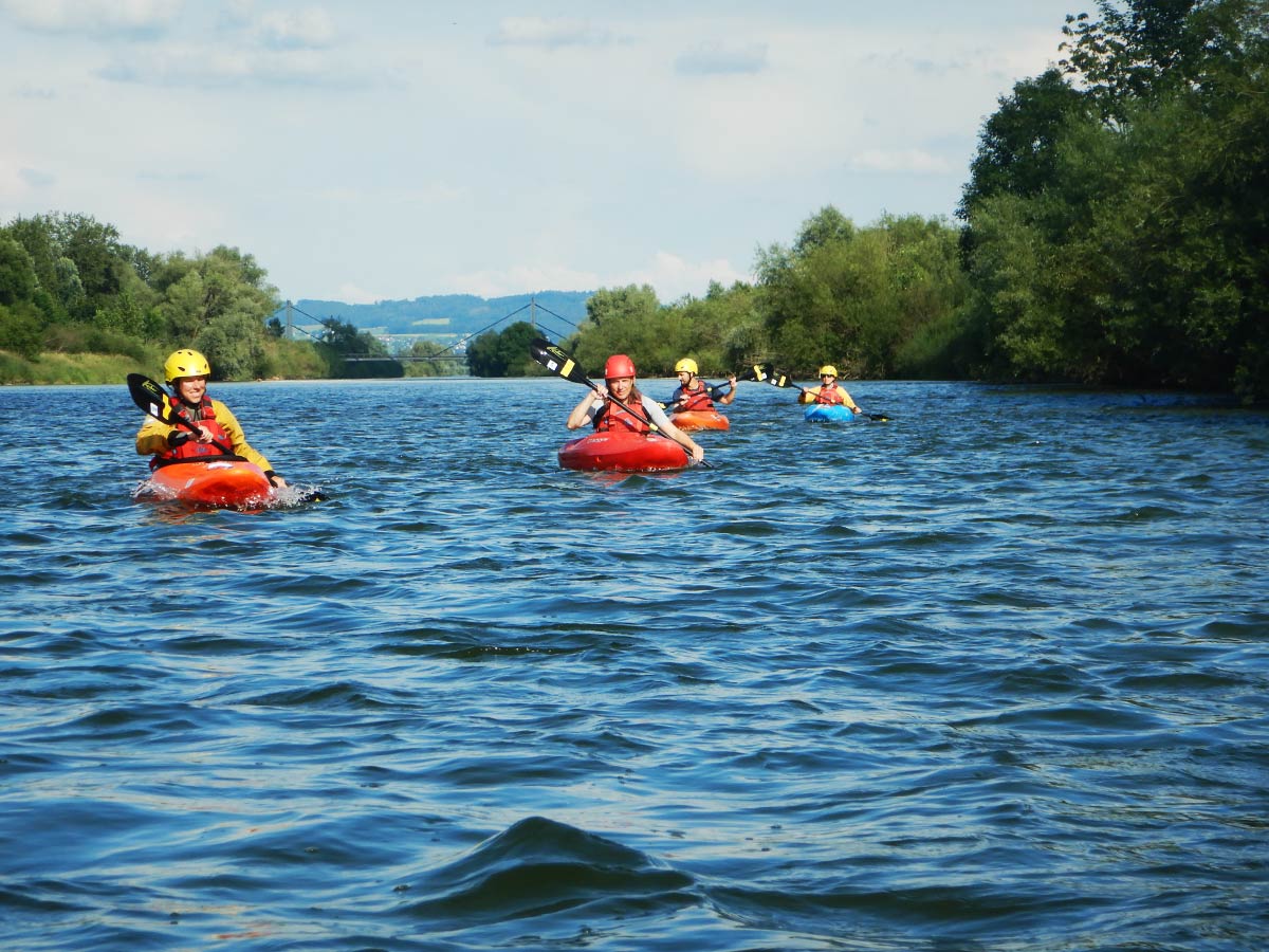 Kajakkurs-Gruppe-1200 Kajakkurs Gruppe auf dem Fluss