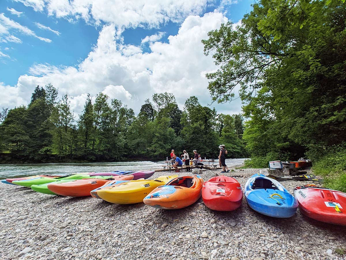Kajakkurs-Mittagspause-1200 Kajakkurs Mittagspause am Fluss